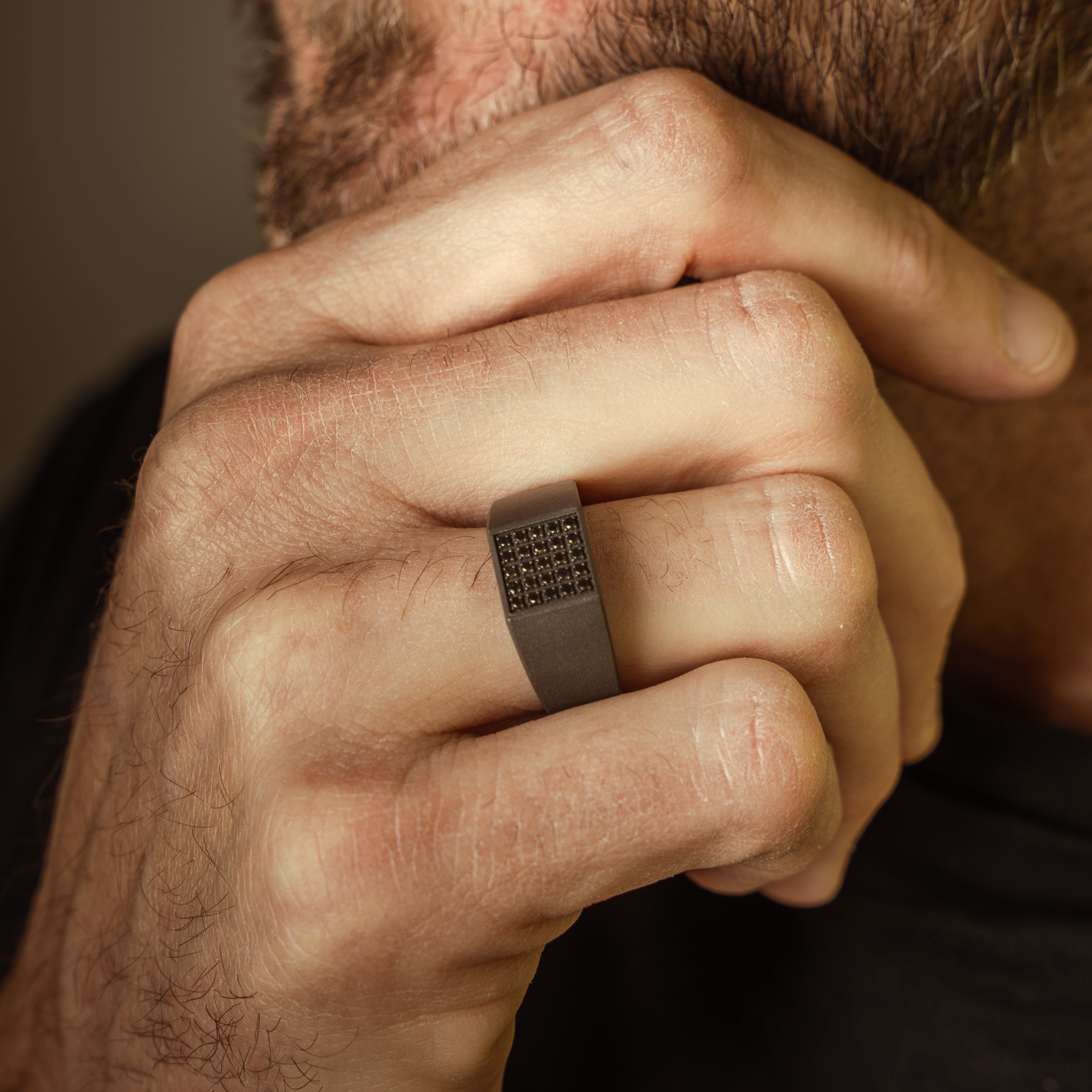 ANELLO UOMO IN  TITANIO, ORO ROSSO E PAVE' DI 25 DIAMANTI BLACK.