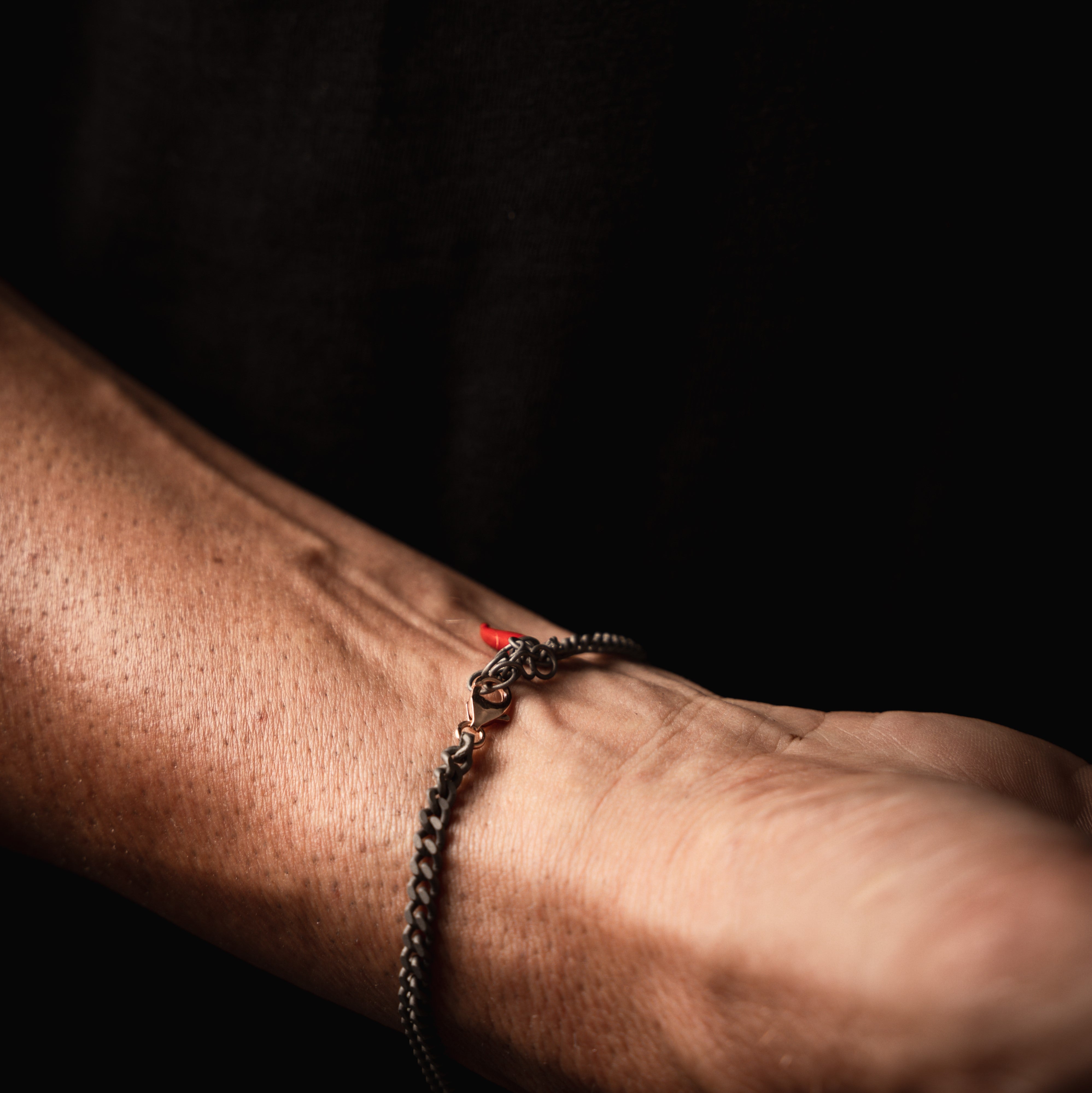 BRACCIALE UOMO IN TITANIO CON BARRETTA, DIAMANTI WHITE CON UNA CATENA GROUMETTE E ORO ROSSO 9KT