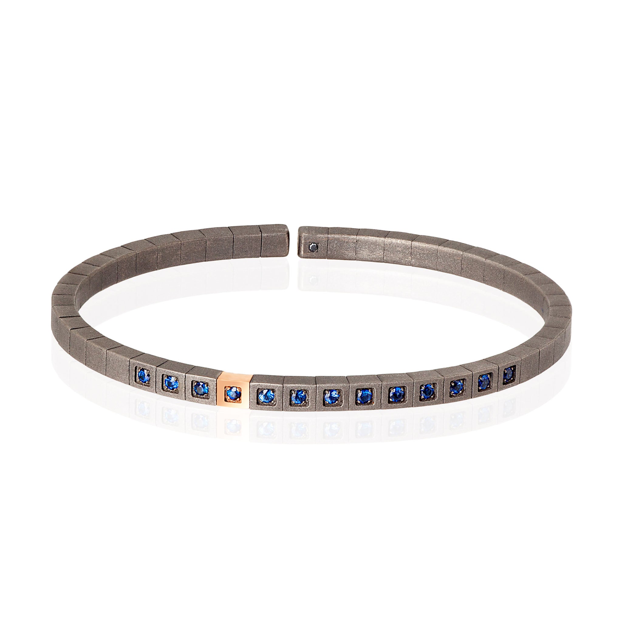 BRACCIALE UOMO IN TITANIO, ORO ROSSO 9 KT E ZAFFIRI BLU.