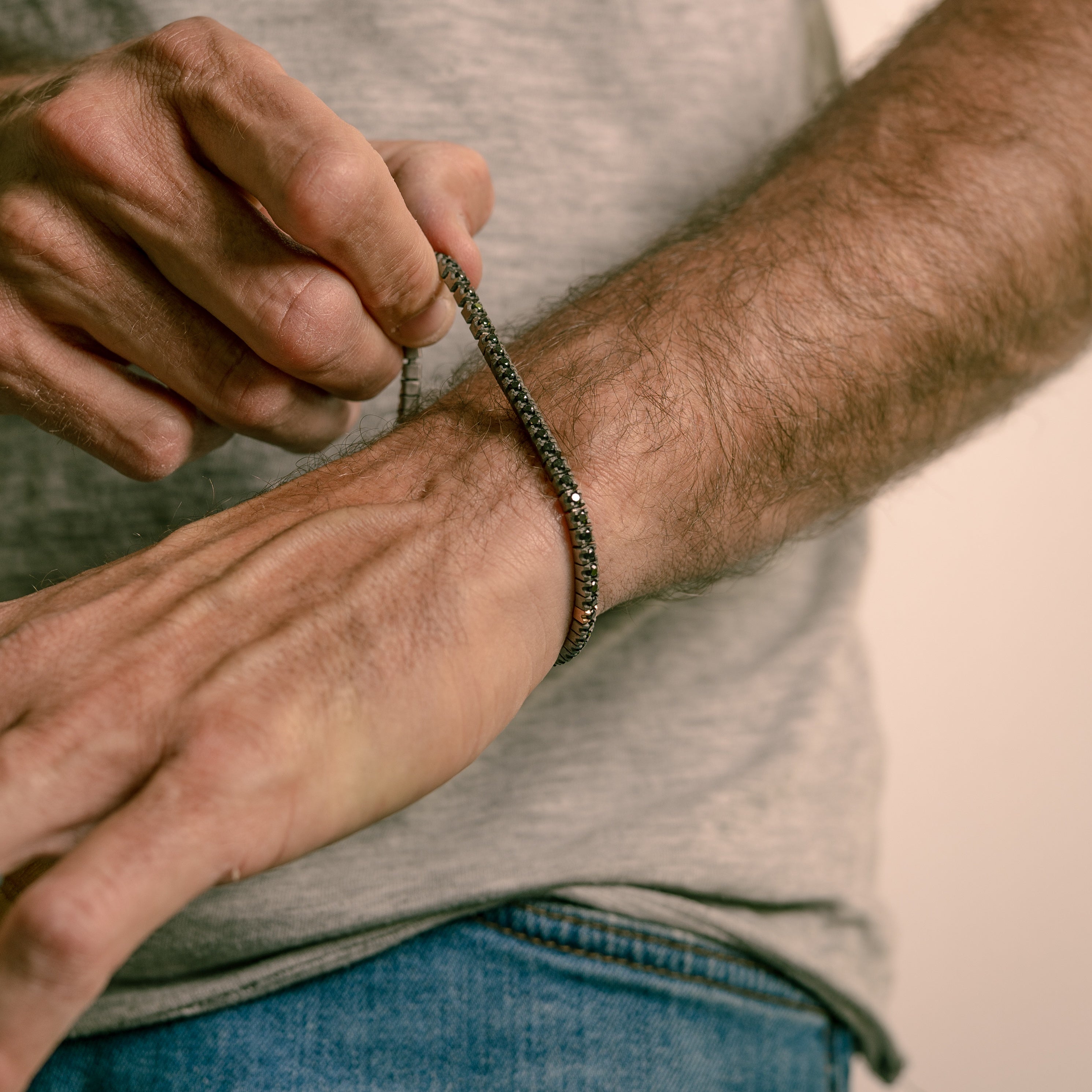 BRACCIALE TENNIS IN TITANIO, ORO ROSSO 18 KT E DIAMANTI BLACK DA 5 PUNTI.